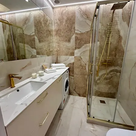 Hillon Gold With Balcony - Krakow, Bronowice 아파트